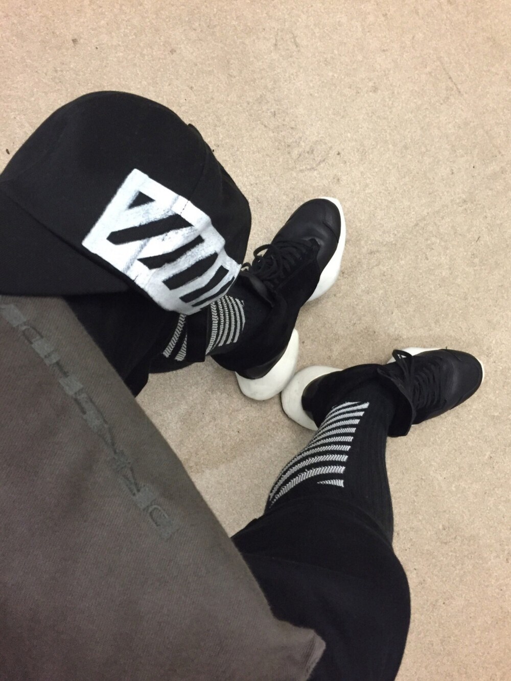 「RICK OWENS、RickOwens×adidas、runner、off white、drkshdw、H&M、MARCELO BURLON」｜「Rick OwensのRICK OWENS 『RUNNER』スニーカー（スニーカー、ブラック系）」を使った、Yuta Shimadaさん（メンズ・167cm）の秋コーディネートの1枚目の写真
