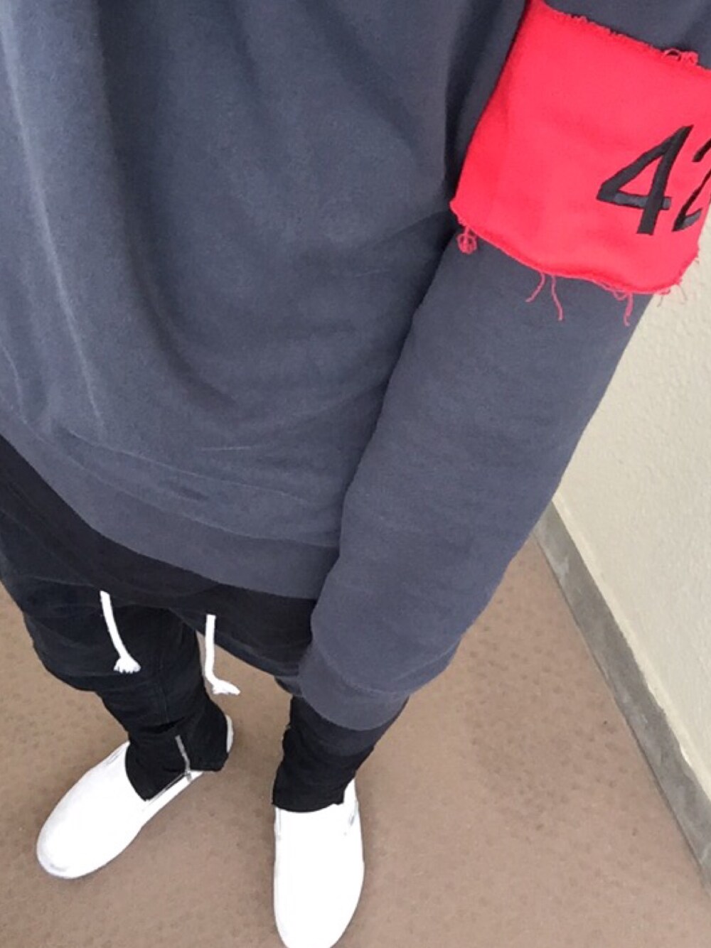 「H&M、VANS、424、424fairfax、Calvin Klein PLATINUM(Calvin Klein PLATINUM)、Calvin Klein」｜「424 CLOTHINGのアイテム（アクセサリー、レッド系）」を使った、Yuta Shimadaさん（メンズ・167cm）の秋コーディネートの1枚目の写真