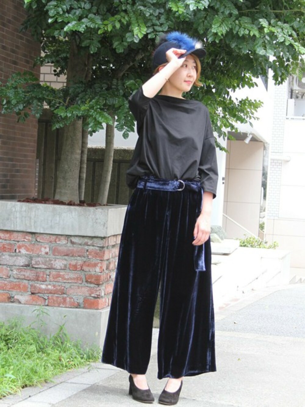 ブラック系のパンプス、ブルー系のその他パンツを着用したレディースの夏コーディネートの1枚目の写真