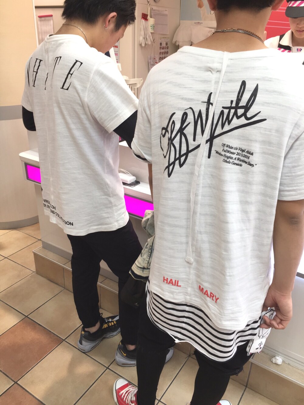 「春、岐阜駅、友達、off white、ぶらぶら」｜「offwhiteのアイテム（Tシャツ/カットソー、ホワイト系）」を使った、颯さん（メンズ・179cm）の春コーディネートの1枚目の写真