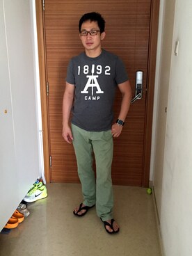 「アイテム（ビーチサンダル、ブラック系）」を使った、hlmilkさん（メンズ・168cm）の春コーディネート