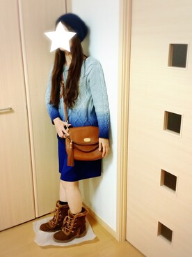 「NATURAL BEAUTY BASIC（ナチュラルビューティーベーシック）のアイテム（ニット/セーター、ブルー系）」を使った、AYAKO☺さん（レディース・167cm）の冬コーディネート