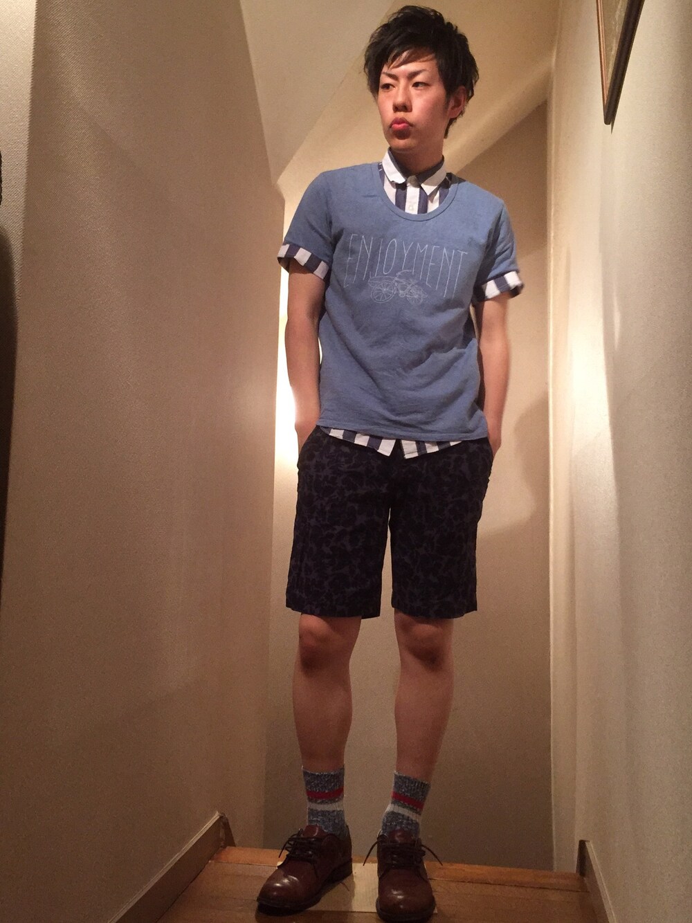 「ハーフパンツ、青縛り、ストライプシャツ、花柄パンツ、ラインソックス、革靴」｜「BAYFLOWのBAYFLOW／ヘンプENJOYロゴT（Tシャツ/カットソー、ブルー系）」を使った、ばそんさん（メンズ・174cm）の春コーディネートの1枚目の写真