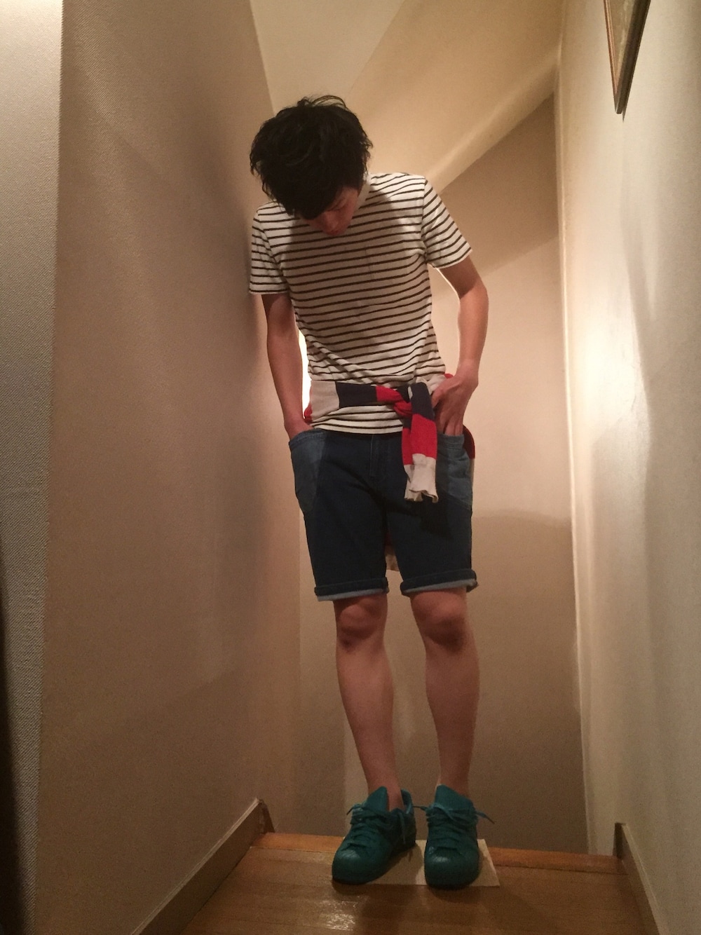「夏マリン、デニムショートパンツ、モスグリーン、腰巻きスタイル、トリコロール、ボーダートップス、ビタミンカラー、ワンポケT」｜「adidasの【adidas Originals = PHARRELL WILLIAMS】  [Superstar Supercolor]＜グリーン系＞（スニーカー、グリーン系）」を使った、ばそんさん（メンズ・174cm）の春コーディネートの1枚目の写真