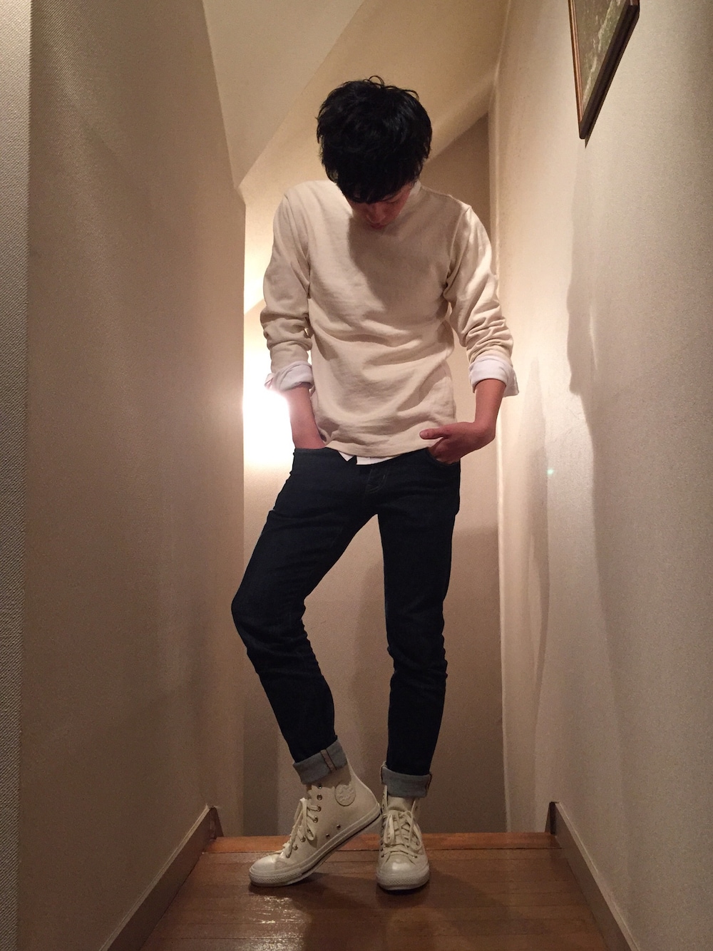 「MHL.×CONVERSE、ホワイト×デニム、ハイカットスニーカー、ALL STAR、ロールアップ」｜「JOURNAL STANDARDの【MADE IN JAPAN】TASUKI 天竺 B/N/襷 / カットソー #（Tシャツ/カットソー、ホワイト系）」を使った、ばそんさん（メンズ・174cm）の夏コーディネートの1枚目の写真