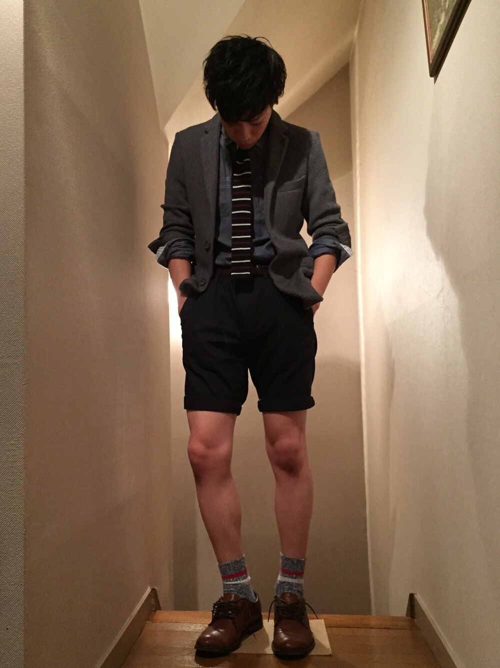 「トリコロール、ニットタイ、ケーブルニット、ジャケットスタイル、ラインソックス、革靴、ハーフパンツ」｜「RAGEBLUEのシャンブレーワークシャツ長袖/518833（シャツ/ブラウス、ブルー系）」を使った、ばそんさん（メンズ・174cm）の秋コーディネートの1枚目の写真