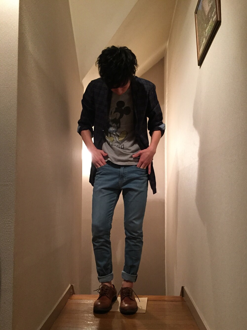 「ラブ＆ピース2015、シャツコート、ミッキーT、ロールアップ、革靴」｜「FDMTLのFDMTL-MICKEY MOUSE INDIGO TEE(GRAY)（Tシャツ/カットソー、グレー系）」を使った、ばそんさん（メンズ・174cm）の秋コーディネートの1枚目の写真