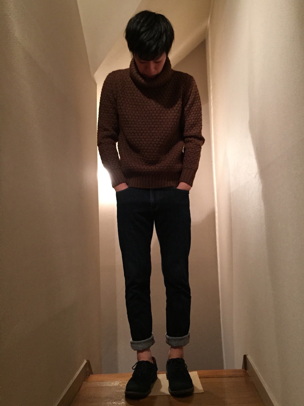 「タートルネックニット、デニム、ロールアップ、スエードシューズ」｜「BEAMS LIGHTS Men'sのBEAMS LIGHTS / ワッフルオフタートルネックニット（ニット/セーター、ブラウン系）」を使った、ばそんさん（メンズ・174cm）の秋コーディネートの1枚目の写真