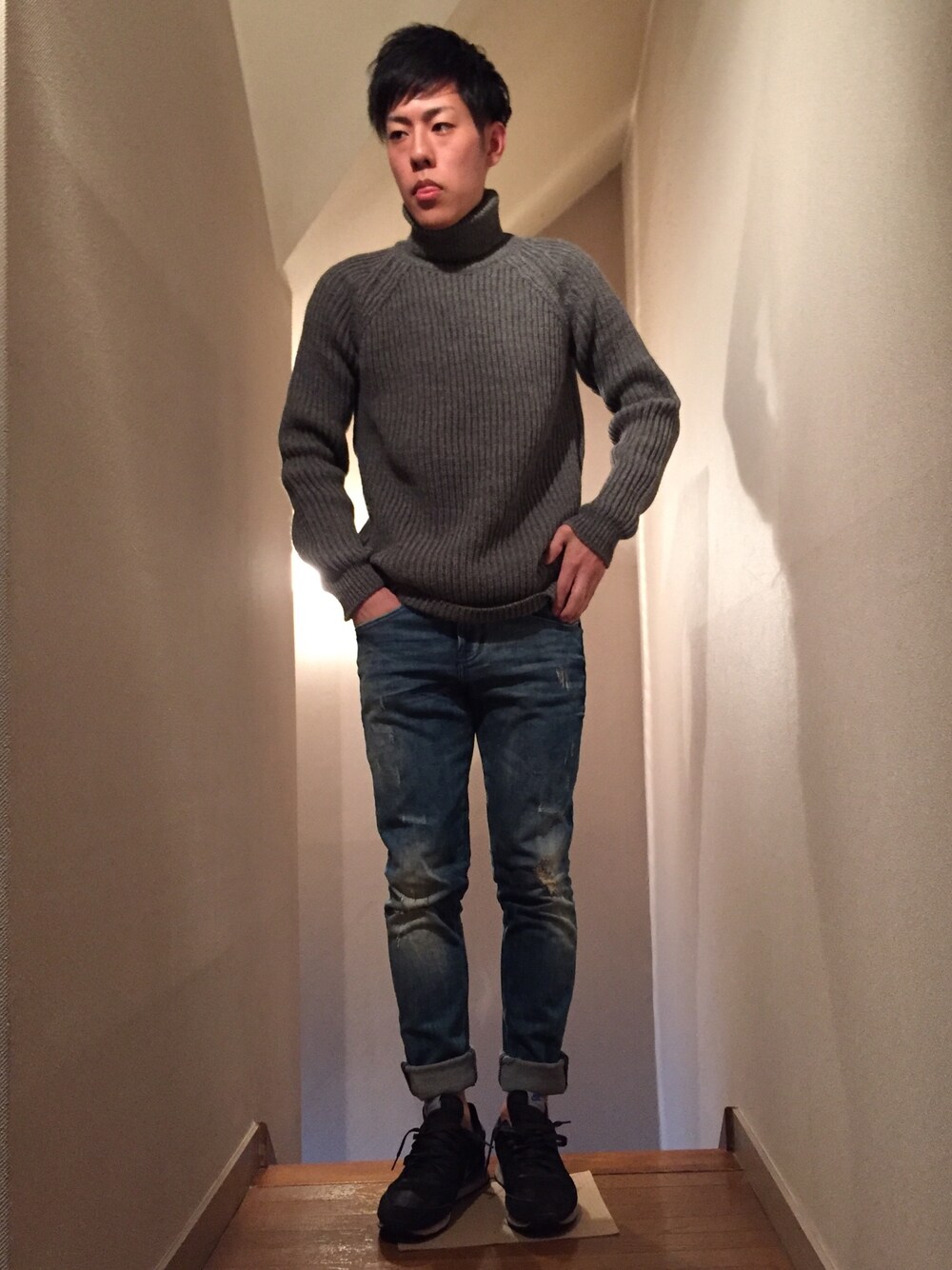 「タートルネックニット、ダメージデニム、ロールアップ、スニーカー」｜「FREAK'S STOREの－2015FW－　畔編み POLO KNIT MADE IN UK（ニット/セーター、グレー系）」を使った、ばそんさん（メンズ・174cm）の秋コーディネートの1枚目の写真