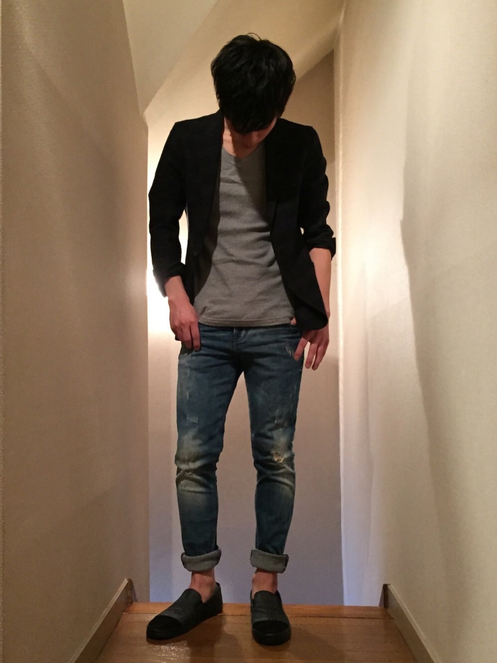 「春コーデ、シンプル、ジャケットスタイル、ダメージデニム、スリッポン、ロールアップ」｜「SHIPS JET BLUEのHEALTHKNIT： ハリヌキ アンダーTEE （Tシャツ/カットソー、グレー系）」を使った、ばそんさん（メンズ・174cm）の冬コーディネートの1枚目の写真
