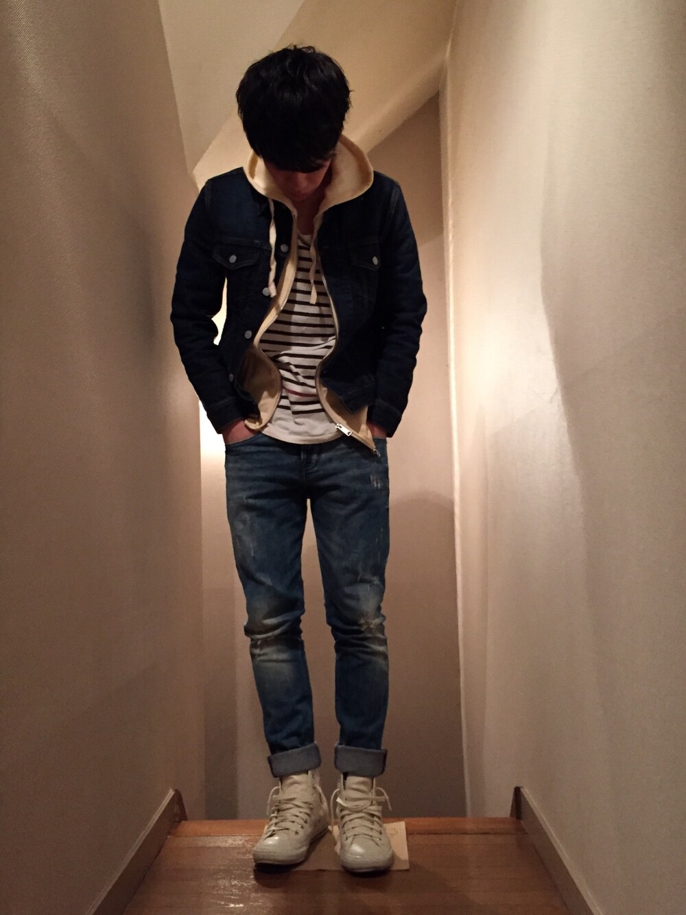 「Gジャン、デニデニ、ダメージデニム、ボーダートップス、パーカー、ハイカットスニーカー」｜「FREAK'S STOREの－2015FW－ストレッチブリーチクラッシュデニム　ジャケット  【MADE IN JAPAN】 （デニムジャケット、ブルー系）」を使った、ばそんさん（メンズ・174cm）の春コーディネートの1枚目の写真