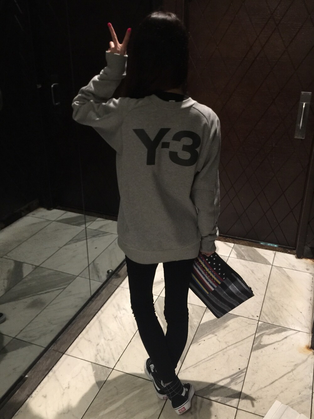 「Y-3のCLASSIC SWEAT TOP（スウェット、ブラック系）」を使った、Zoe さん（レディース・31cm）の秋コーディネートの1枚目の写真