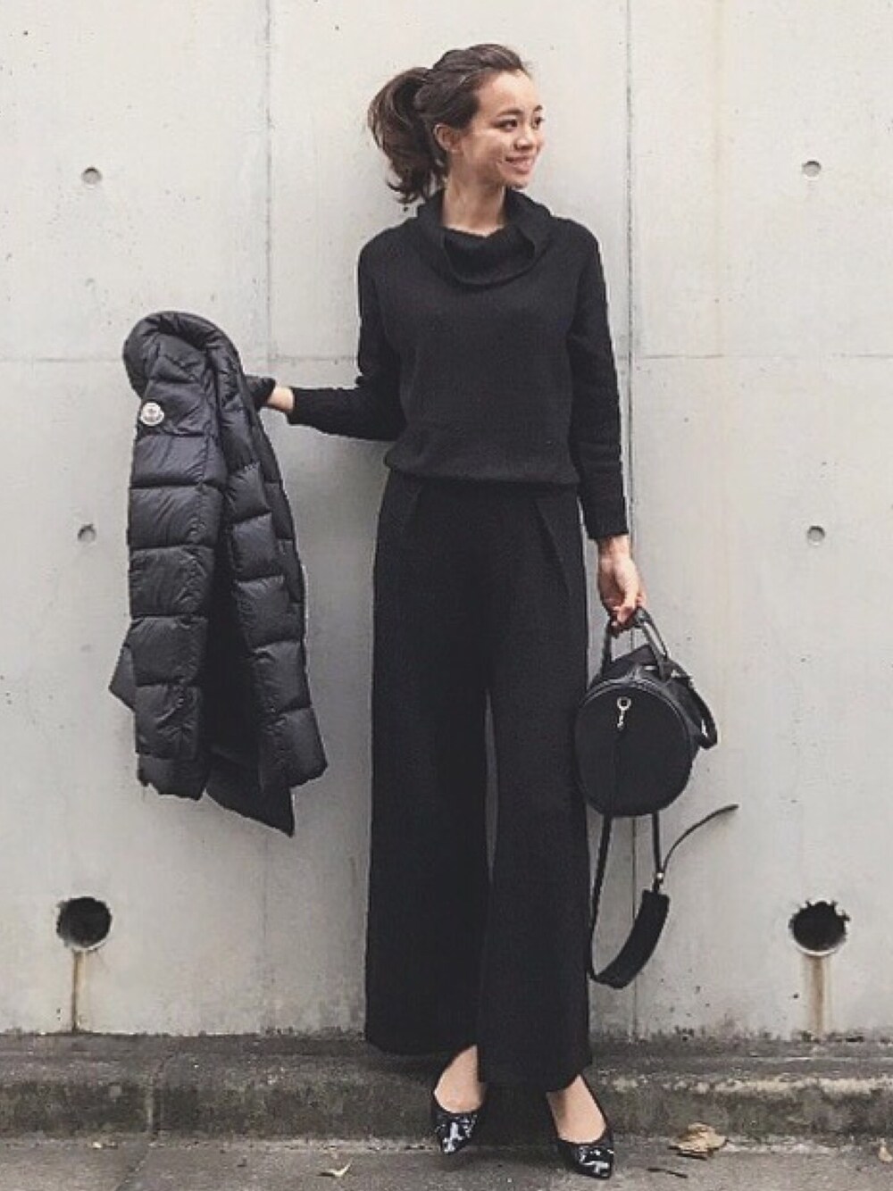 「ニットロンパース」｜「LILY BROWNのアイテム（サロペット/オーバーオール、ブラック系）」を使った、cocococoさん（レディース・163cm）の秋コーディネートの1枚目の写真