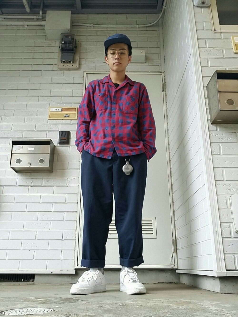 「ラフ、ロールアップ、秋のコーデ、ストリート、チェックシャツ、NIKE、エアフォースワン、キャップ、めがね、スニーカー」｜「EDWINのアイテム（シャツ/ブラウス、レッド系）」を使った、まさおさん（メンズ・168cm）の秋コーディネートの1枚目の写真