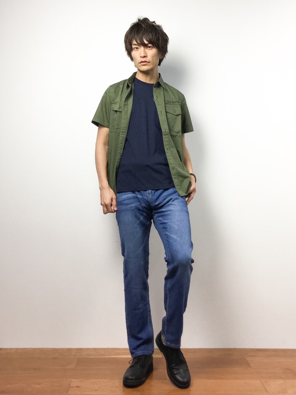 グリーン系のシャツ/ブラウス、ブルー系のTシャツ/カットソー、ブルー系のデニムパンツを着用したメンズの夏コーディネートの1枚目の写真
