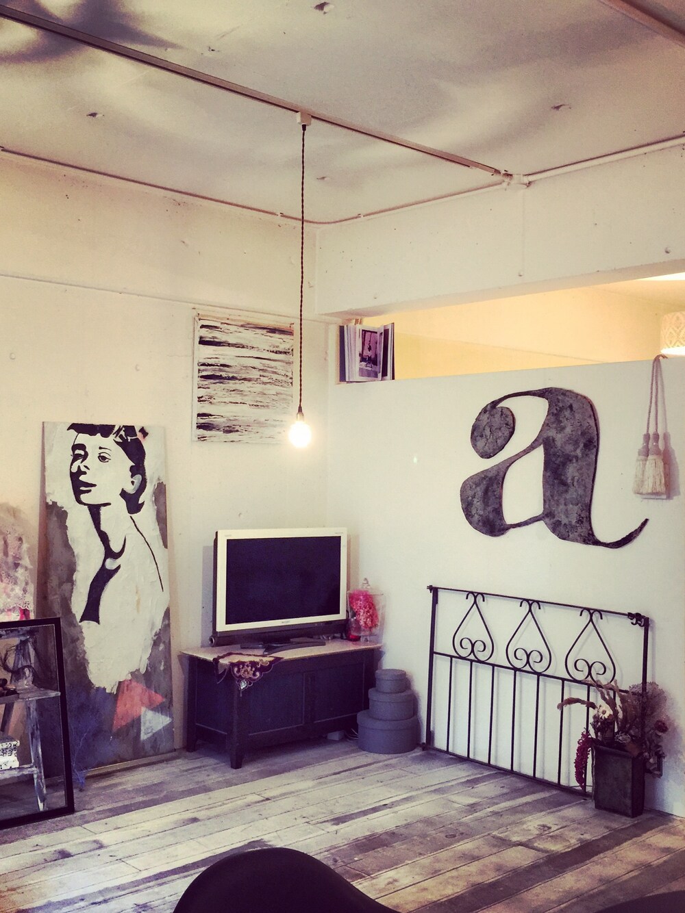 「部屋、白、DIY、無垢、アイアン、リノベーション、ART、アンティーク、ドライフラワー、ハンドメイド」｜「シャークアタックのアイテム（雑貨/ホビー、ブルー系）」を使った、making0311さん（レディース・158cm）の夏コーディネートの1枚目の写真