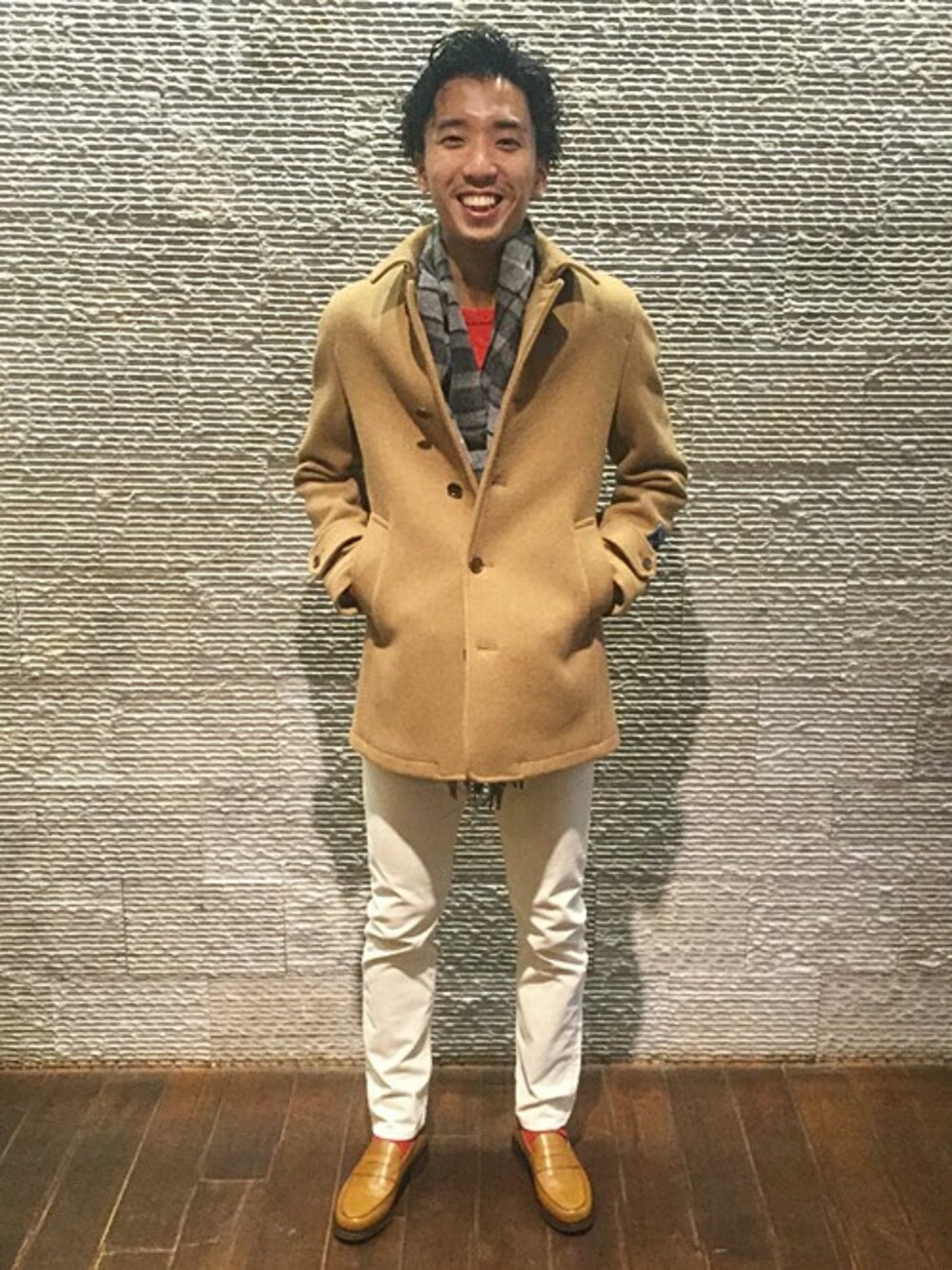 「コーデュロイ、マフラー、ステンカラーコート、メルトン、シップス、SHIPS、カシミヤ、ホワイトパンツ、赤ニット、赤い靴下」｜「SHIPSのSC: SHIPS（シップス）7ゲージ  カシミヤ ケーブル クルーネックニット（ニット/セーター、レッド系）」を使った、森山さん（メンズ・180cm）の秋コーディネートの1枚目の写真
