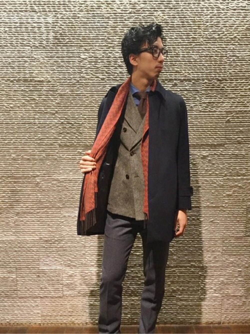 「マフラー、ステンカラーコート、デニムシャツ、シップス、SHIPS、カシミヤ、ネクタイ、ダブルモンク」｜「SHIPSのSD: ウォッシュドデニム ホリゾンタルカラーシャツ（シャツ/ブラウス、ブルー系）」を使った、森山さん（メンズ・180cm）の秋コーディネートの1枚目の写真