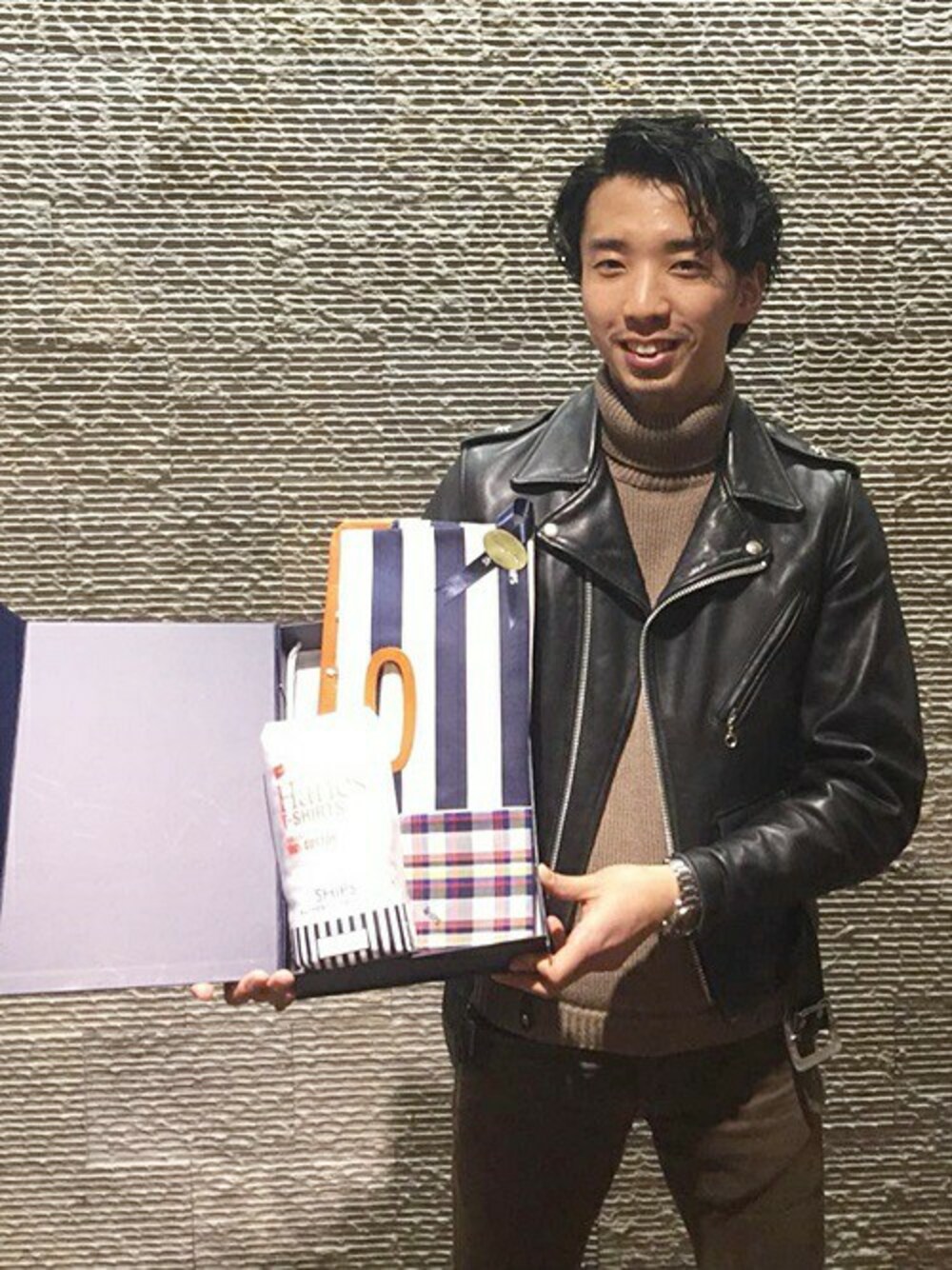 「ライダース、クラッチバッグ、タートルネック、シップス、SHIPS、バレンタイン、Hanes、ヘインズ」｜「SHIPSのHanes×SHIPS AUTHENTIC PRODUCTS(ヘインズ×シップス・オーセンティック・プロダクツ): 2パック/Tシャツ Japan Fit■（Tシャツ/カットソー、ホワイト系）」を使った、森山さん（メンズ・180cm）の冬コーディネートの1枚目の写真
