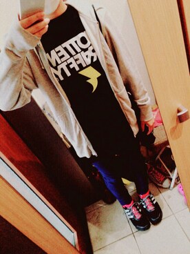 「rottengrafftyのアイテム（Tシャツ/カットソー、ブラック系）」を使った、ハセガワさん（レディース・158cm）の春コーディネート
