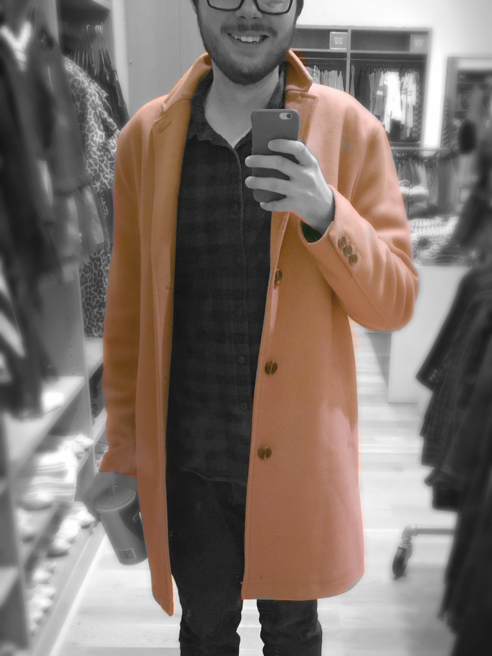 「jcrew、TOPMAN、ray ban、menswear、men、flannel、topcoat、jeans、iPhoneケース、MENS」｜「TOPMANのアイテム（チェスターコート、ベージュ系）」を使った、Oscar Swoggerさん（メンズ・180cm）の夏コーディネートの1枚目の写真