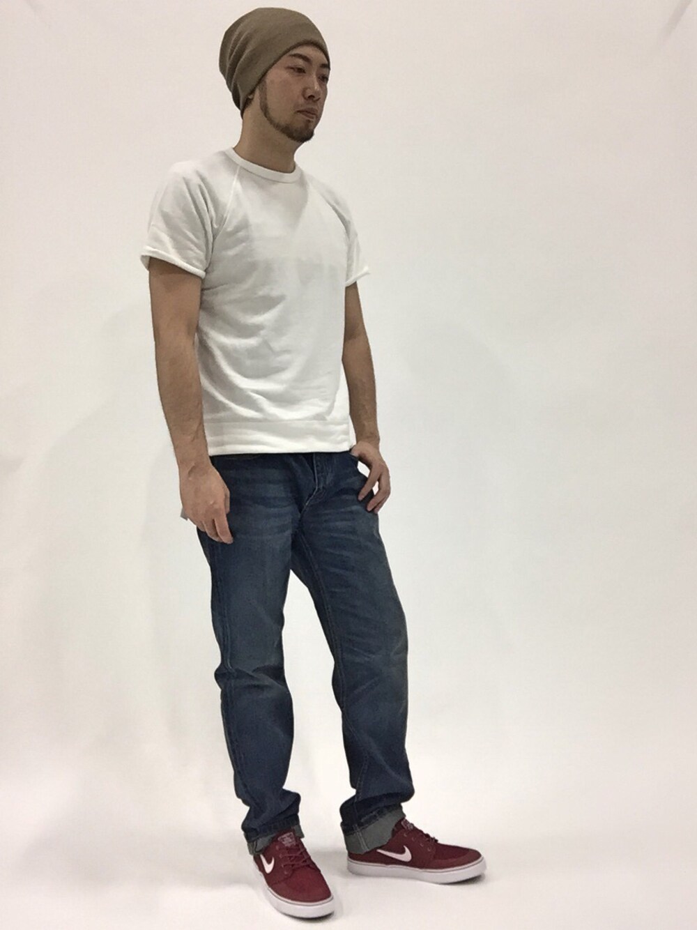 「NIKE、ベージュ、ニットキャップ、VANQUISH、デニムパンツ、AZ、シンプルコーデ、ディッキーズ(Dickies)、ホワイトＴシャツ、エンジ色」｜「Dickiesのエクストラスリムデニムパンツバイオフェード（デニムパンツ、ブルー系）」を使った、kijiさん（メンズ・180cm）の春コーディネートの1枚目の写真