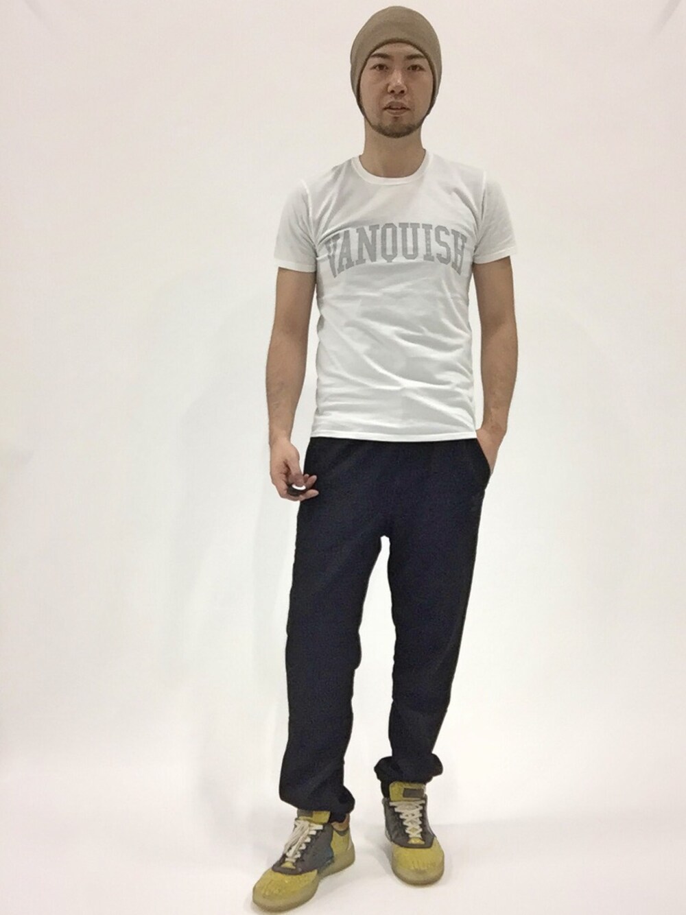 「イエロー、ニットキャップ、VANQUISH、ブラウン、AZ、白Tシャツ、スウェットデニム」｜「VANQUISHのリフレクタークルーネックTシャツ（Tシャツ/カットソー、ホワイト系）」を使った、kijiさん（メンズ・180cm）の春コーディネートの1枚目の写真