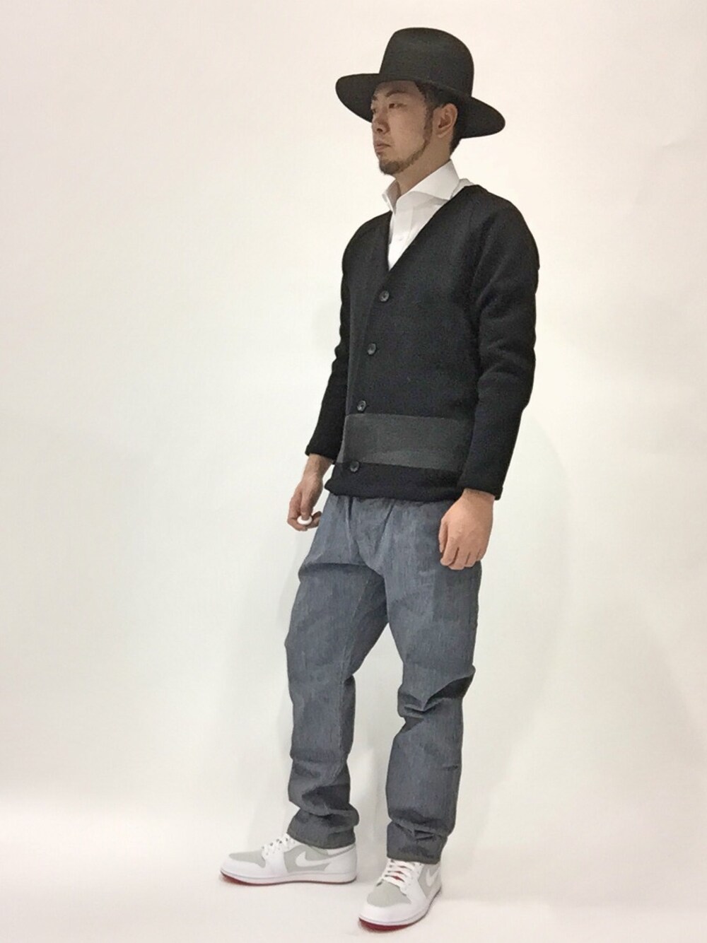 「カーディガン、白シャツ、ナイキ、ジョーダン、ツバ広ハット、ape、大きめサイズ」｜「TRANS CONTINENTSの綿100　形態安定加工　白ドビーカッタウェイ長袖シャツ（シャツ/ブラウス、ホワイト系）」を使った、kijiさん（メンズ・180cm）の春コーディネートの1枚目の写真