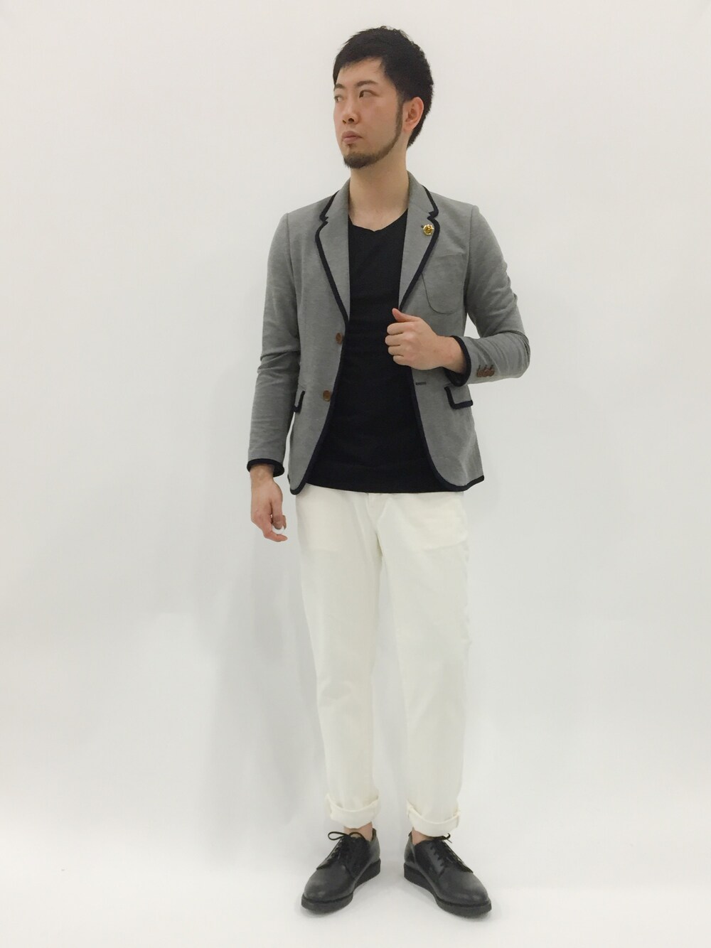 「ジャケット、ホワイトデニム、RED WING、Edition、EDWIN、green label relaxing、黒×白、Education From Youngmachines」｜「Education from Youngmachinesの【Education from Youngmachines】MENS カットパイピングＪＫ（テーラードジャケット、グレー系）」を使った、kijiさん（メンズ・180cm）の春コーディネートの1枚目の写真