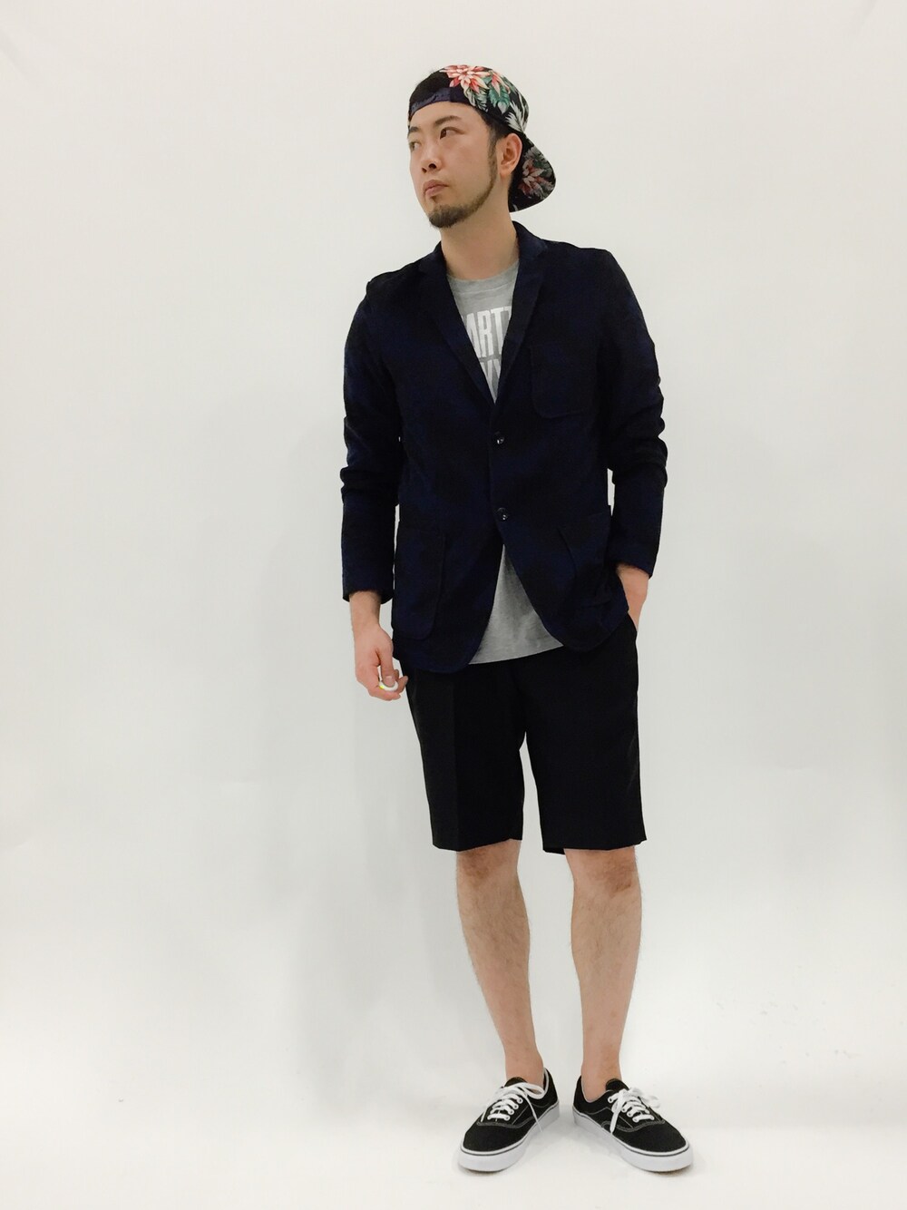 「VANS、ブラック、テーラードジャケット、ショーツ、アロハ柄、パイル、AZUL by moussy、キャップ後ろかぶり、UNITED TOKYO」｜「AZUL by moussyのパイルアロハ総柄ptテーラードJK（その他アウター、ブルー系）」を使った、kijiさん（メンズ・180cm）の春コーディネートの1枚目の写真