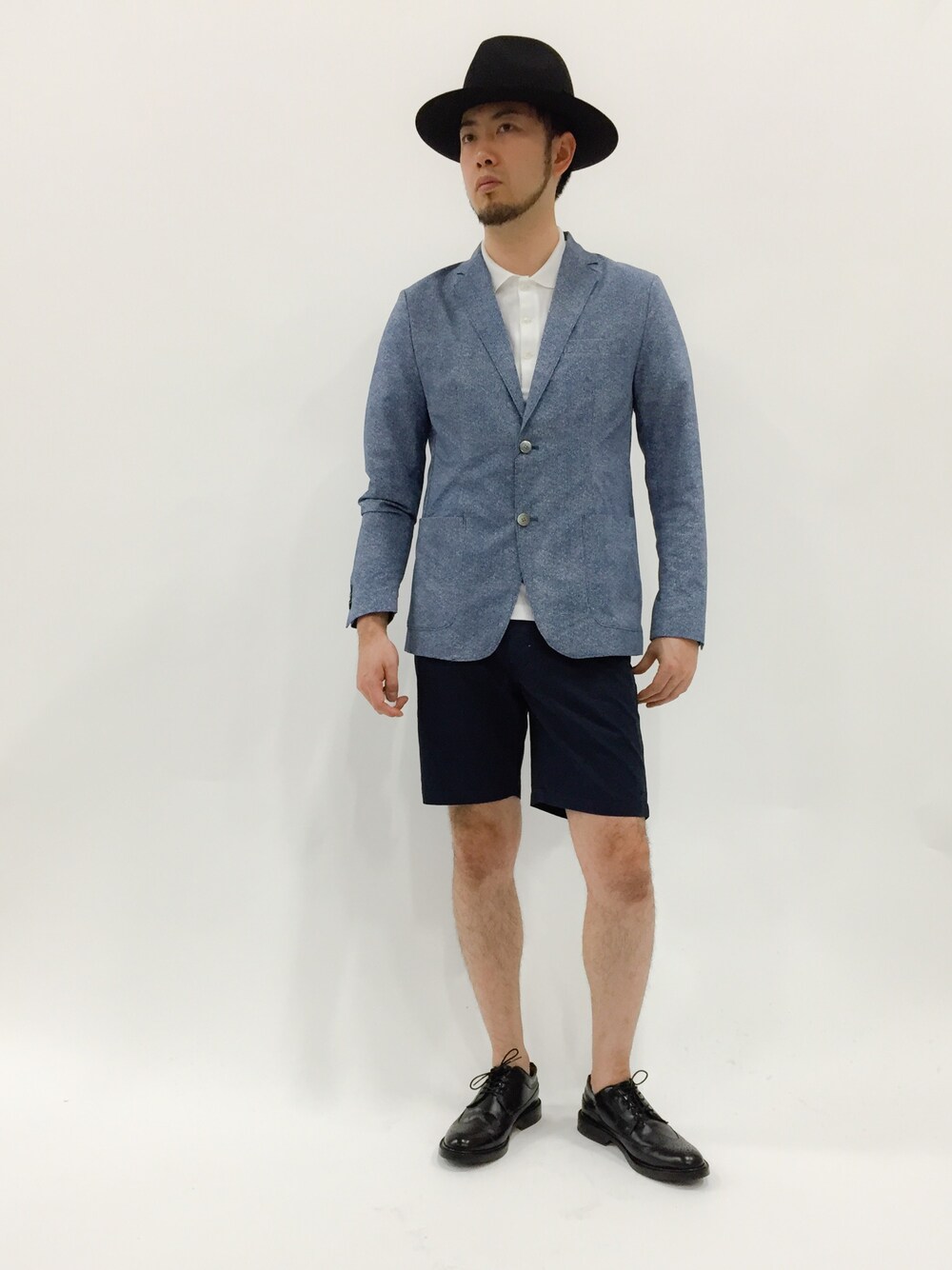 「ジャケット、ブルー、LACOSTE、春色、ツバ広ハット、EDIFICE、sanca」｜「LACOSTEのシェブロン編み 無地ポロシャツ （半袖）（ポロシャツ、ホワイト系）」を使った、kijiさん（メンズ・180cm）の春コーディネートの1枚目の写真