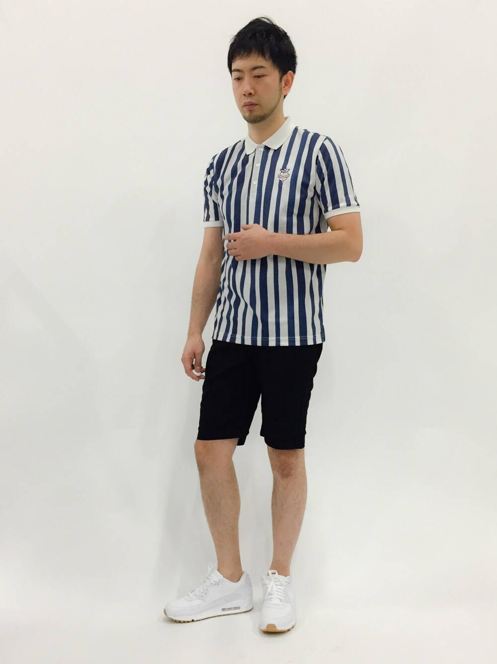 「NIKE、ショートパンツ、ゴルフ、AIRMAX90、ホワイトスニーカー、ADPOSION、BEAMS GOLF」｜「BEAMS GOLFのPL.RandamSTRPポロ（ポロシャツ、ブルー系）」を使った、kijiさん（メンズ・180cm）の春コーディネートの1枚目の写真