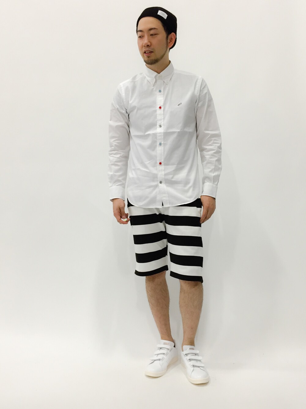 ホワイト系のシャツ/ブラウス、ブラック系のその他パンツ、ホワイト系のスニーカーを着用したメンズの春コーディネートの1枚目の写真