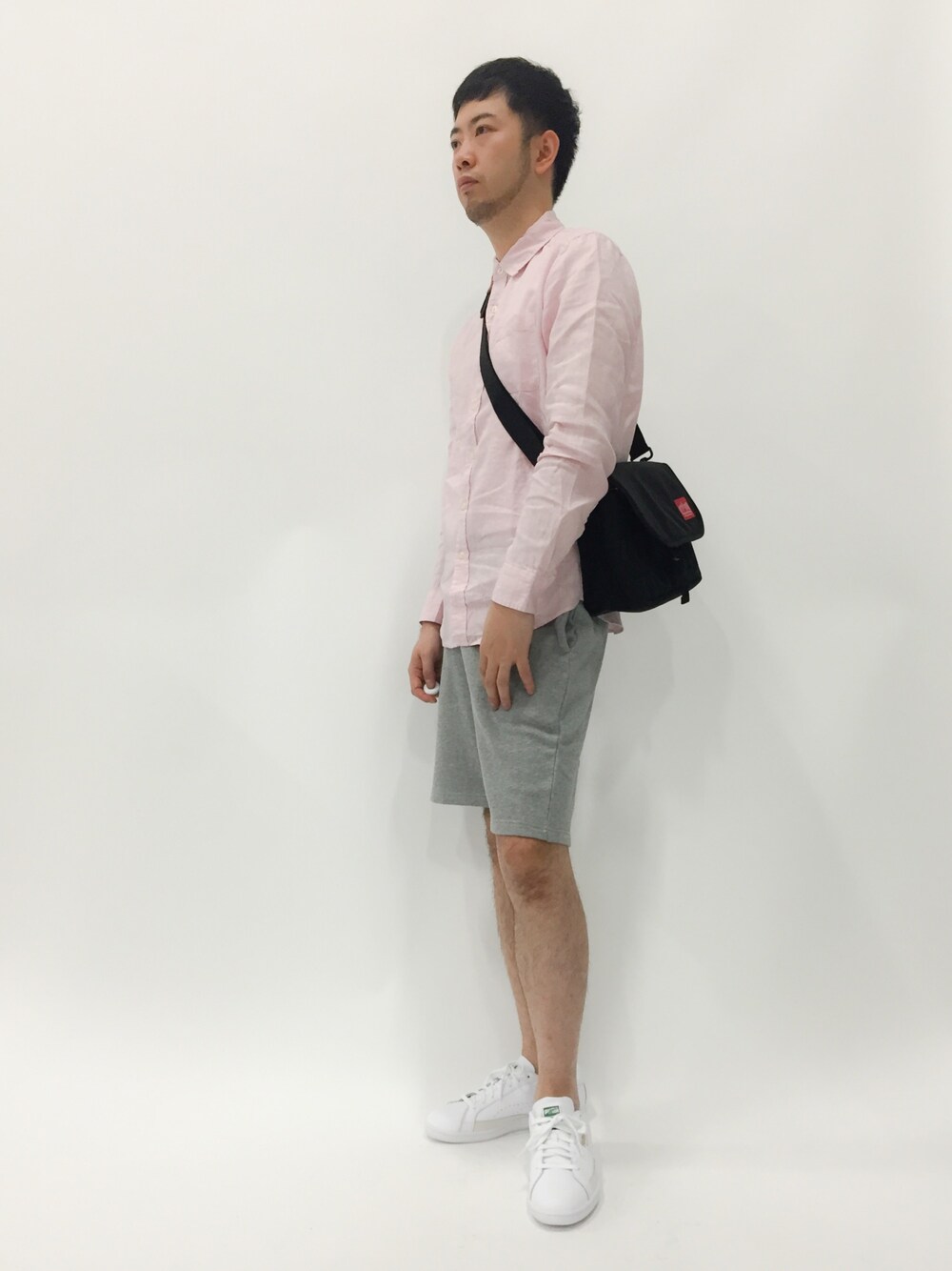 ピンク系のシャツ/ブラウス、グレー系のその他パンツ、ホワイト系のスニーカーを着用したメンズの春コーディネートの1枚目の写真