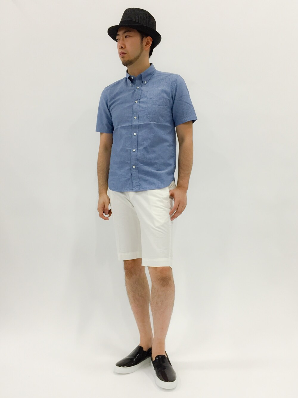 ブルー系のシャツ/ブラウス、ホワイト系のスラックス、ブラック系のスリッポンを着用したメンズの春コーディネートの1枚目の写真