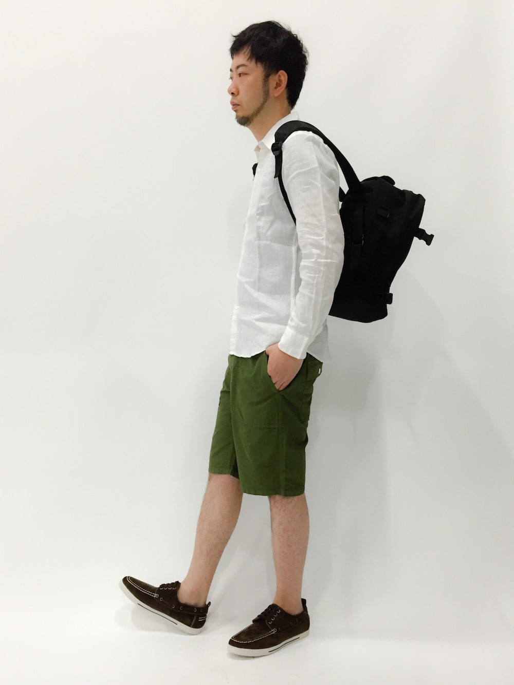 「スウェードシューズ、リネンシャツ、URBAN RESEARCH、SENSE OF PLACE、AAA+」｜「URBAN RESEARCHのUR FOGGY LINEN SHIRT（シャツ/ブラウス、ホワイト系）」を使った、kijiさん（メンズ・180cm）の夏コーディネートの1枚目の写真