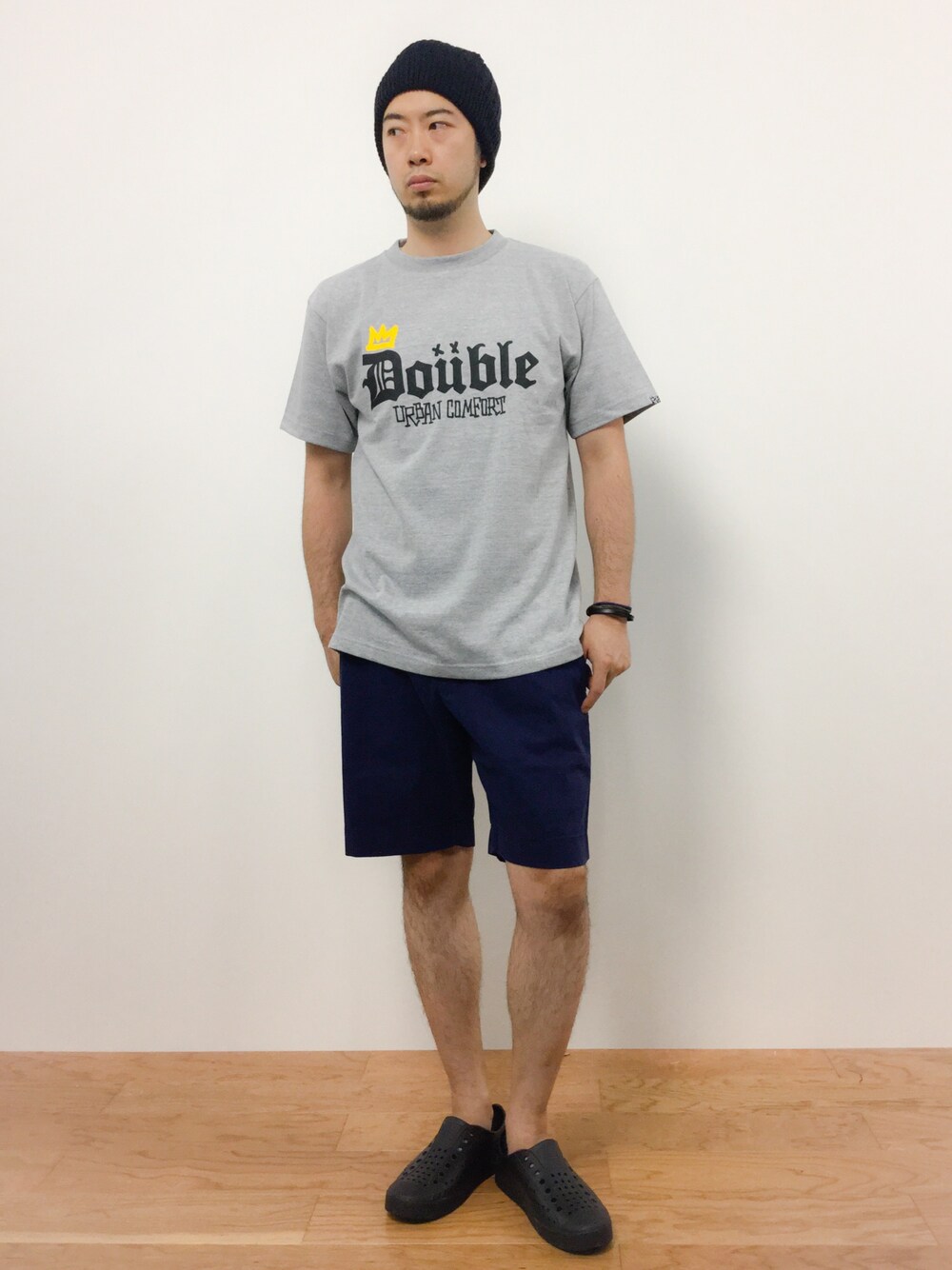 「ニットキャップ、TOMMY HILFIGER、And A、Native、ゆったりシルエット、DOUBLE STEAL」｜「DOUBLE STEALのOld Gothic Tシャツ（Tシャツ/カットソー、グレー系）」を使った、kijiさん（メンズ・180cm）の夏コーディネートの1枚目の写真