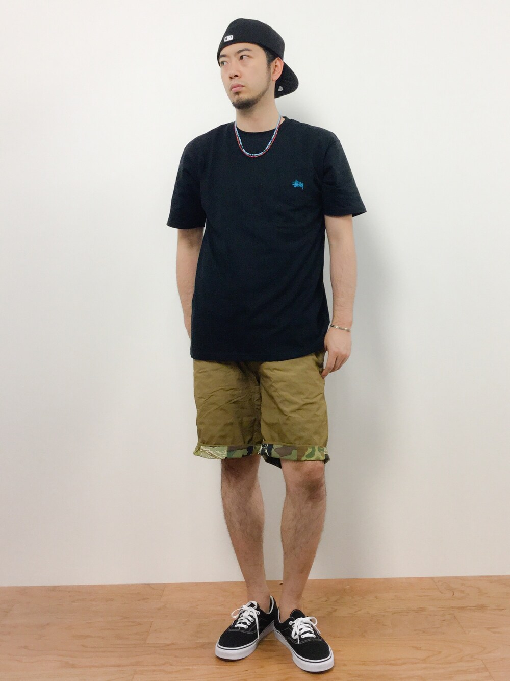 「VANS、stussy、NEW ERA、rehacer、キャップ後ろかぶり、迷彩柄パンツ」｜「STUSSYのBasic Emb. Pocket Crew（Tシャツ/カットソー、ブラック系）」を使った、kijiさん（メンズ・180cm）の夏コーディネートの1枚目の写真