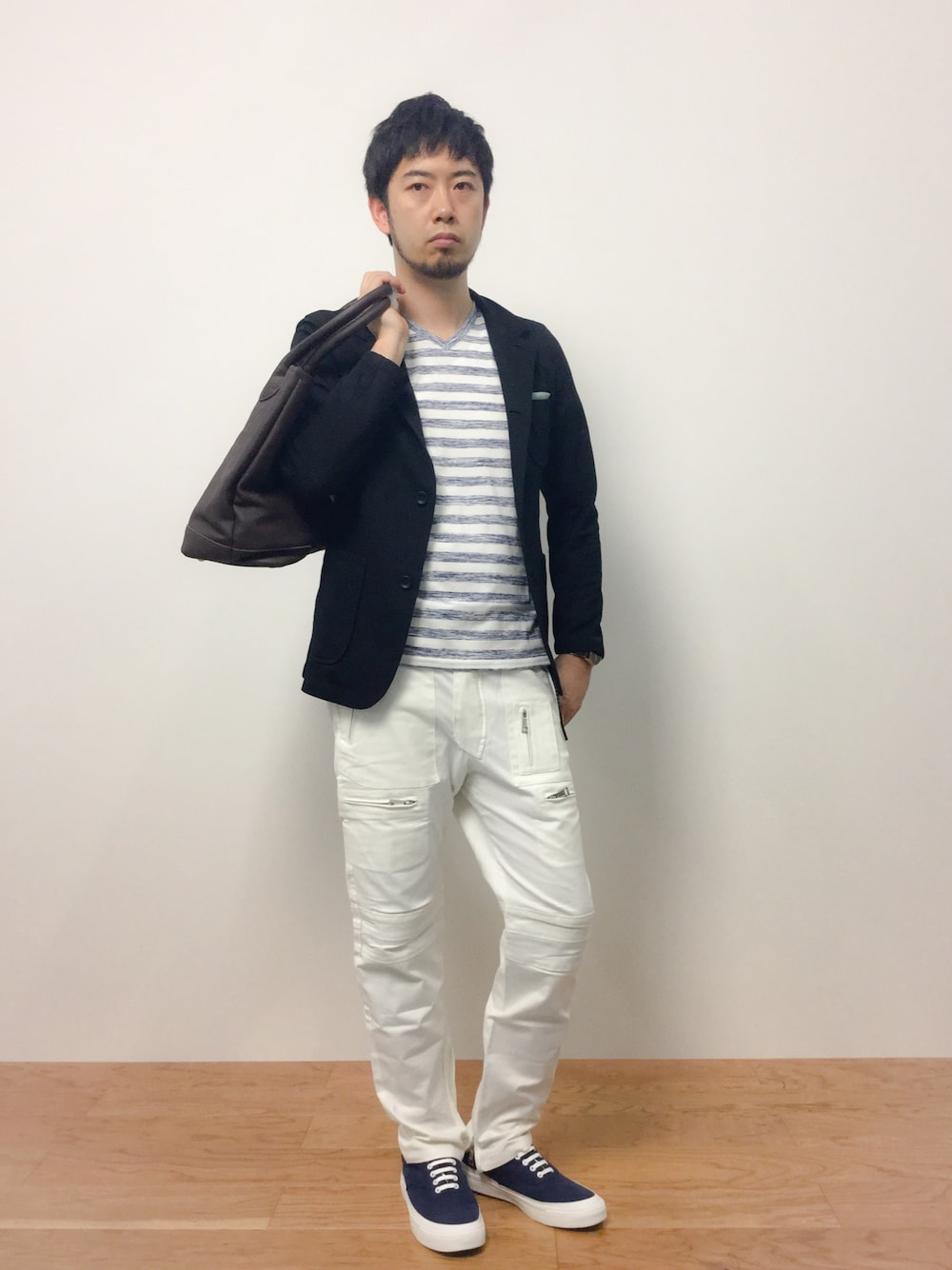 「BEAMS、GLOBAL WORK、白パンツ、nano・universe、ジャケットスタイル、白パンツコーデ、NAVAL」｜「NAVALの段染め杢ボーダーＶネックＴシャツ（Tシャツ/カットソー、ブルー系）」を使った、kijiさん（メンズ・180cm）の夏コーディネートの1枚目の写真