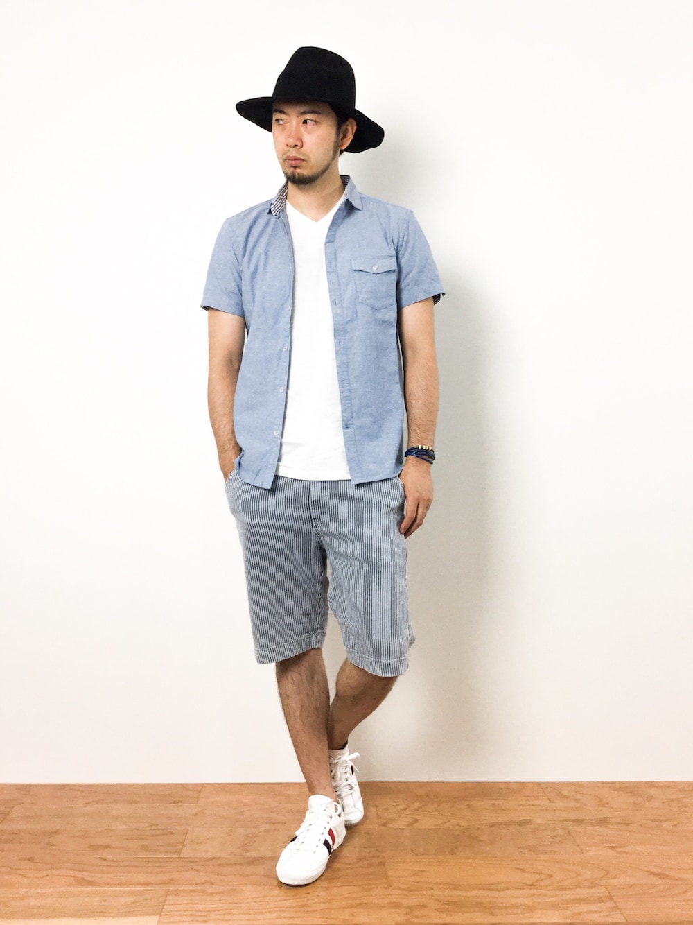 「トリコロールカラー、ツバ広ハット、ヒッコリーパンツ、URBAN RESEARCH、AZUL by moussy、スリッポンスニーカー、Junred、Studios」｜「JUNREDの半袖セミワイドカラーシャツ（シャツ/ブラウス、ブルー系）」を使った、kijiさん（メンズ・180cm）の夏コーディネートの1枚目の写真