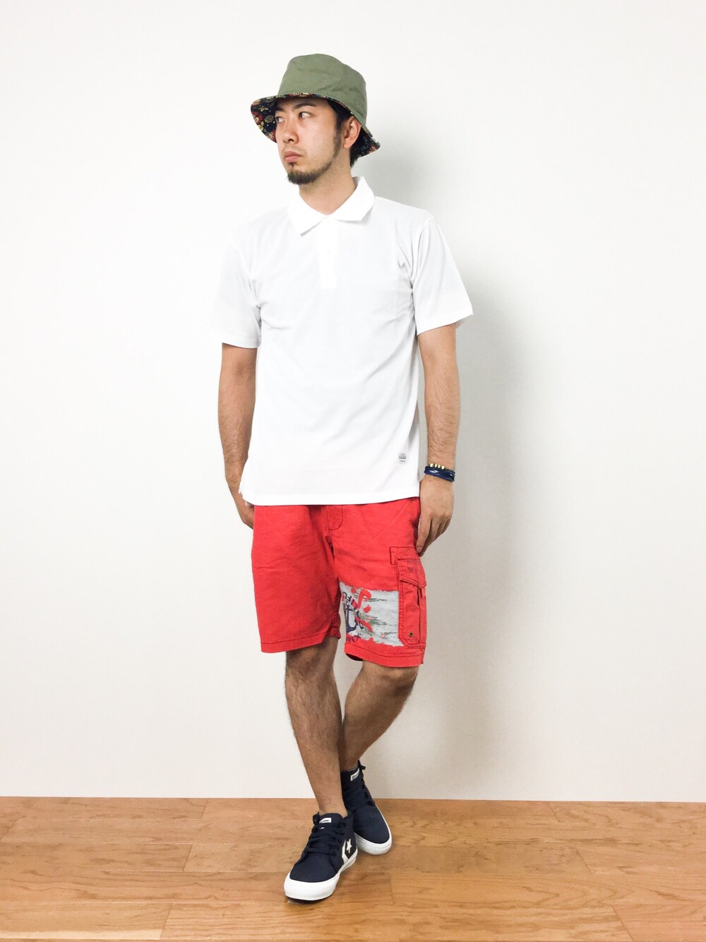 「アウトドアスタイル、converse、AVIREX、SILAS、ポロシャツ、バケットハット、XLARGE、カジュアルコーデ、リバーシブルハット」｜「SILASのCOOLMAX S/S POLO SHIRT（ポロシャツ、ホワイト系）」を使った、kijiさん（メンズ・180cm）の夏コーディネートの1枚目の写真