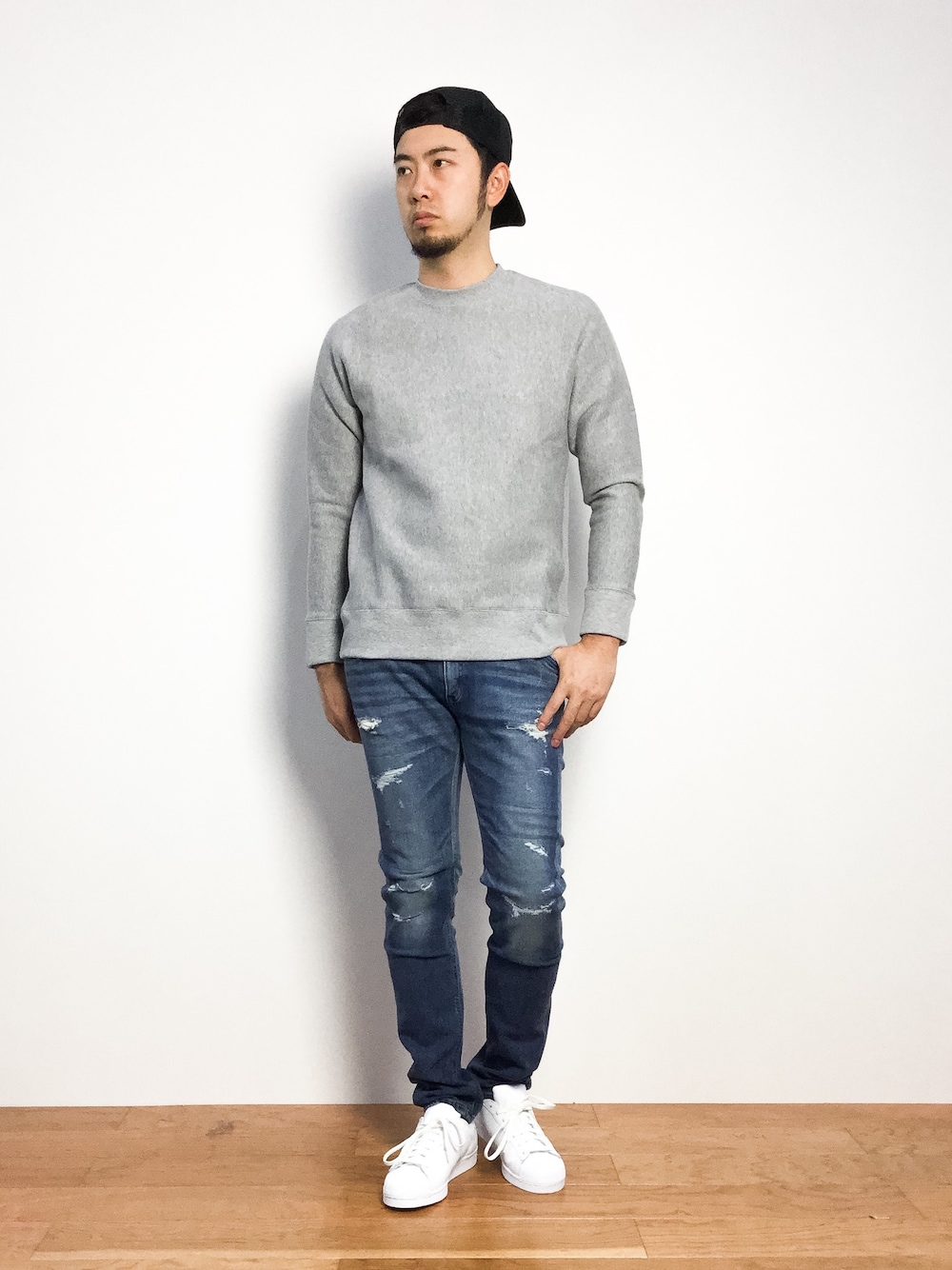 「スウェット、シンプル、ストレッチパンツ、クラッシュデニム、スーパースター、ホワイトスニーカー」｜「417 EDIFICEの◇ボンディングフリース クルーネックスウェット（スウェット、グレー系）」を使った、kijiさん（メンズ・180cm）の秋コーディネートの1枚目の写真