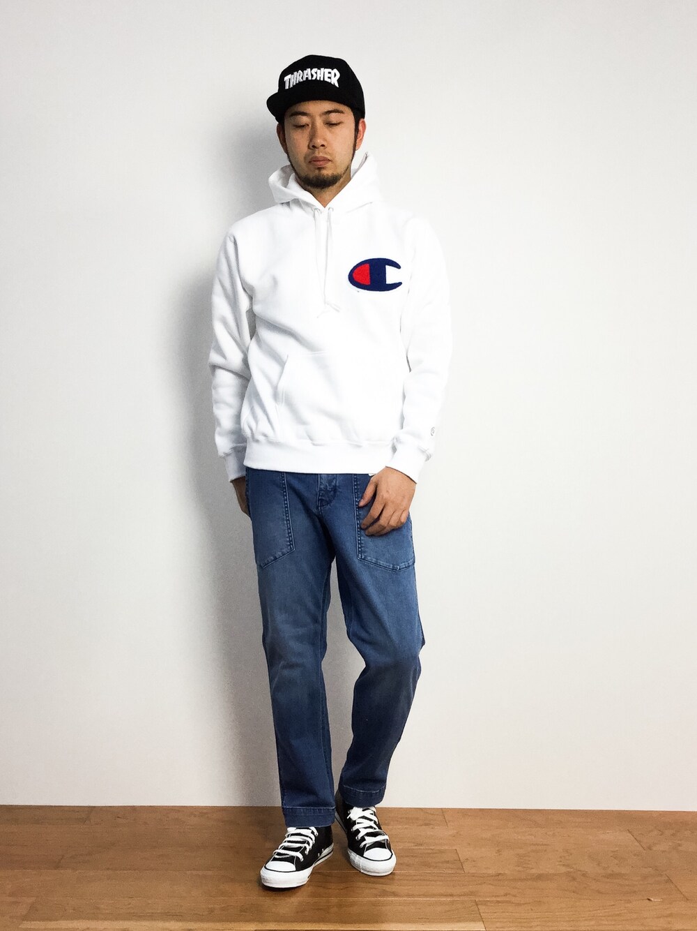 「デニム、キャップ、チャンピオン、パーカー、カジュアルコーデ、ape」｜「ChampionのChampion/チャンピオン/Action Sweat （スウェット、ホワイト系）」を使った、kijiさん（メンズ・180cm）の秋コーディネートの1枚目の写真