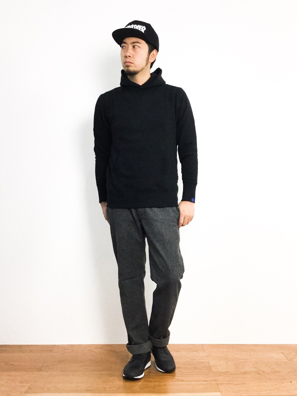 「シンプル、キャップ、パーカー、ブラックコーデ、ウールパンツ、レザースニーカー、秋冬コーデ」｜「LOOPWHEELERのLOOPWHEELER×FREEMANS SPORTING CLUB　PULLOVER SWEAT（パーカー、ブラック系）」を使った、kijiさん（メンズ・180cm）の秋コーディネートの1枚目の写真
