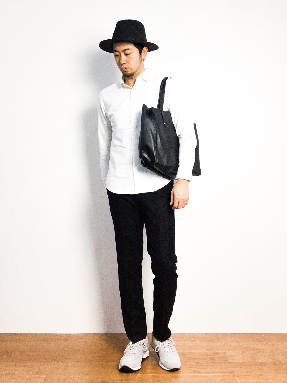 「トートバッグ、シンプル、白シャツ、シャツスタイル、黒パンツ、ツバ広ハット」｜「417 EDIFICEのカシミヤブレンドネルレギュラーシャツ（シャツ/ブラウス、ホワイト系）」を使った、kijiさん（メンズ・180cm）の秋コーディネートの1枚目の写真