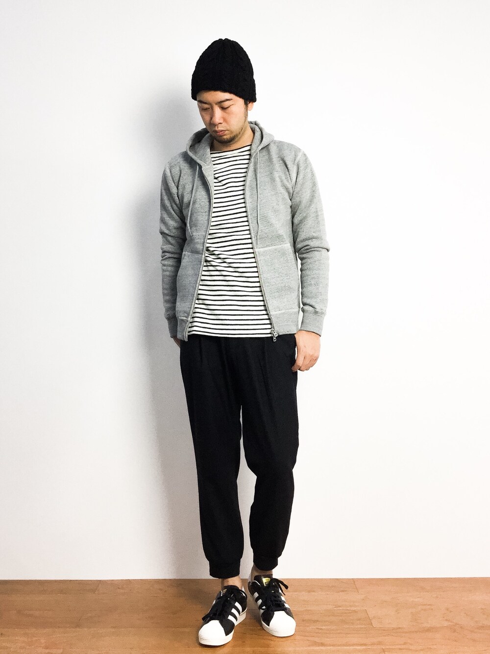 「カジュアル、シンプル、パーカー、アディダス、ボーダートップス、スーパースター」｜「FREAK'S STOREのHIGHLAND 2000/ハイランド2000 BOB CAP CABLE                   （ニットキャップ/ビーニー、ブラック系）」を使った、kijiさん（メンズ・180cm）の秋コーディネートの1枚目の写真