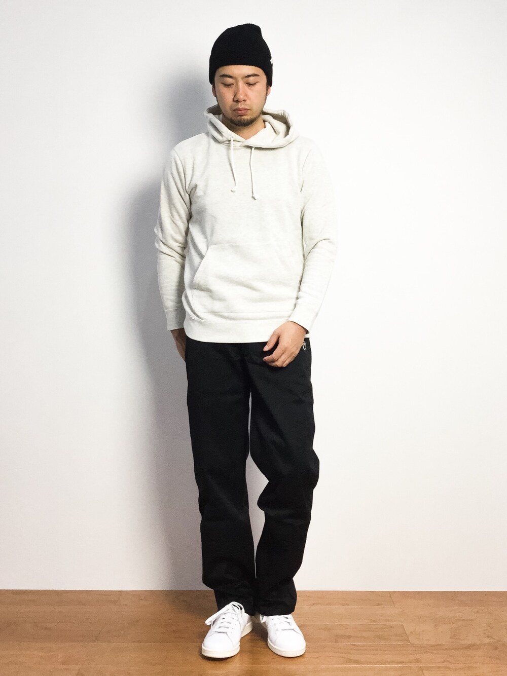「シンプル、パーカー、ニットキャップ、モノトーン、アディダス、スタンスミス」｜「SHIPS JET BLUEのHerschel supply: QUARTZ CLASSIC ニットキャップ（ニットキャップ/ビーニー、ブラック系）」を使った、kijiさん（メンズ・180cm）の秋コーディネートの1枚目の写真