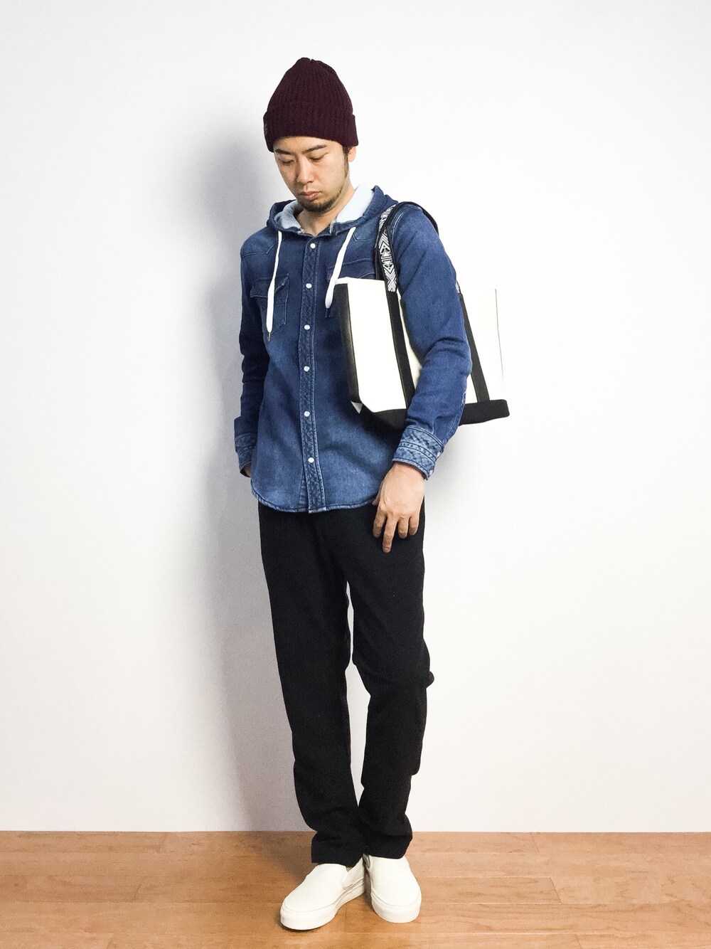 「トートバッグ、スリッポン、ハラコ、黒パンツ、フードシャツ、ジョグデニム」｜「1piu1uguale3 RELAXの1PIU1UGUALE3 RELAX/ フードジョグシャツ ×NUMBER (N)INE（シャツ/ブラウス、ブルー系）」を使った、kijiさん（メンズ・180cm）の秋コーディネートの1枚目の写真