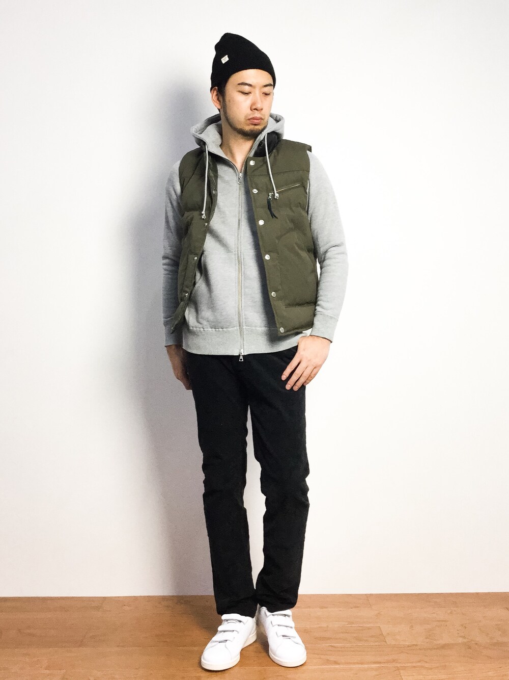 「カジュアル、シンプル、ダウンベスト、パーカー、ニットキャップ、ベルクロスニーカー」｜「JOURNAL STANDARD relumeのRE-ストレッチコーデュロイ5ポケットパンツ#（その他パンツ、ブラック系）」を使った、kijiさん（メンズ・180cm）の秋コーディネートの1枚目の写真