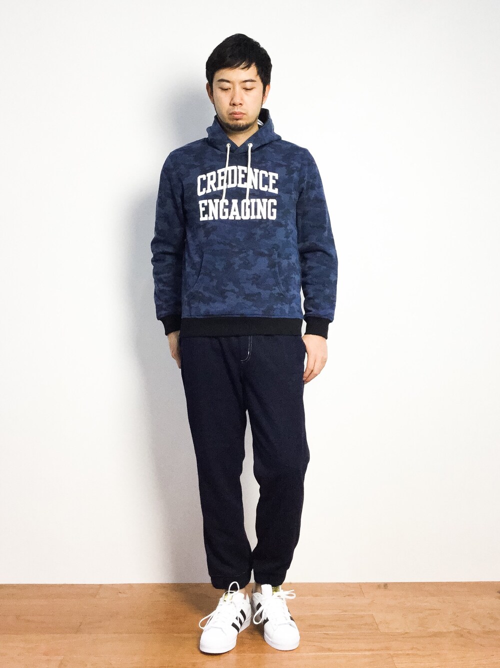 「スウェット、カジュアル、パーカー、アディダス、リラックススタイル、スーパースター」｜「BACK NUMBERの【BACK NUMBER】モコモコ総柄プリントパーカー（パーカー、ブルー系）」を使った、kijiさん（メンズ・180cm）の秋コーディネートの1枚目の写真